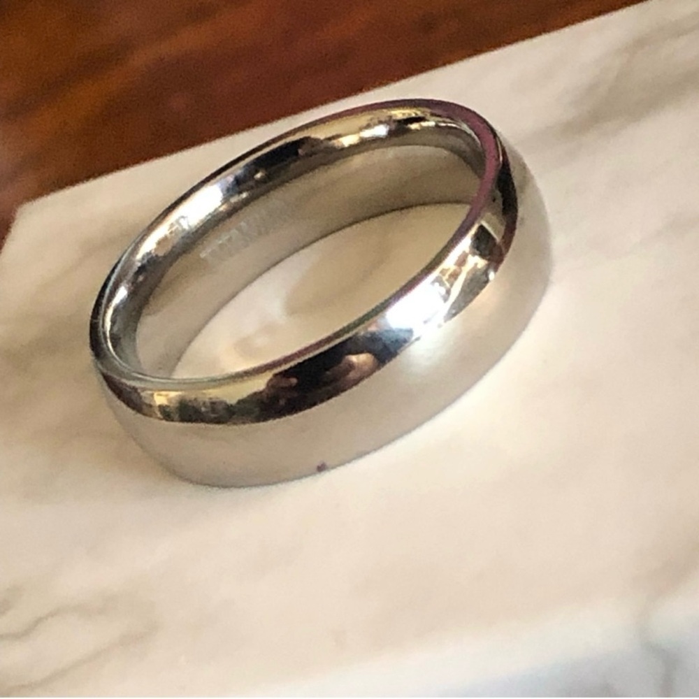 Men’s 6mm polished Titanium comfort band wedding ring NIB 11
